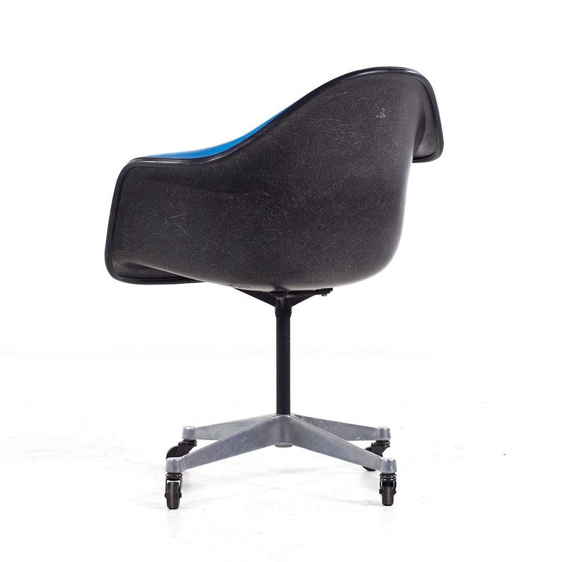 Chaise de bureau pivotante bleu Mid-Century Eames for Herman Miller en fibre de verre rembourrée mcm image 6