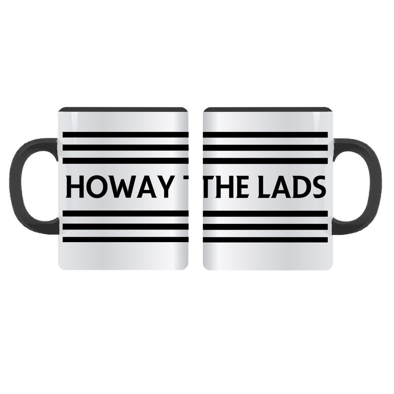 Op de afbeelding: Een witte keramische mok met een zwart handvat en zwarte strepen. De mok heeft de tekst "HOWAY THE LADS" erop gedrukt.