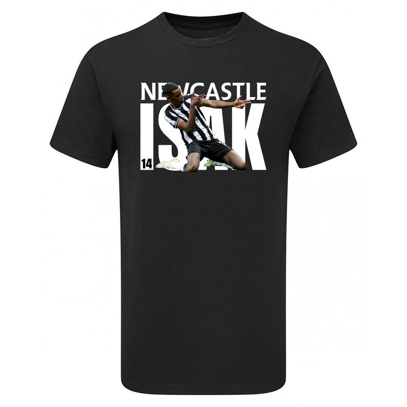 K&ouml;nnte beinhalten: Schwarzes T-Shirt mit einem wei&szlig;en Aufdruck eines Fu&szlig;ballspielers in einem schwarz-wei&szlig;en Trikot mit dem Text "NEWCASTLE ISAK 14" auf der Vorderseite.