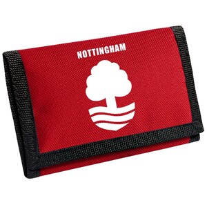 Könnte beinhalten: Rotes Portemonnaie mit schwarzem Rand. Das Wort "NOTTINGHAM" befindet sich über einem weißen Baum- und Wellenlogo. Das Portemonnaie besteht aus strapazierfähigem Material und hat ein dreifaches Design.