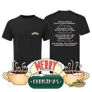Op de afbeelding: Zwarte T-shirts met een kerstthema. Eén shirt heeft het "Friends"-logo op de voorkant. Het andere shirt heeft de tekst "Monica Monica Have a Happy Hanukkah" en "Christmas will be Snowaaaaay". De afbeelding bevat ook de tekst "Merry Christmas".