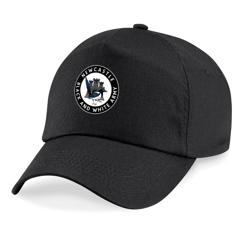 Pu&ograve; includere: Cappellino da baseball nero con un logo circolare bianco che presenta una gazza nera e bianca, un castello e il testo "Newcastle Black and White Army".