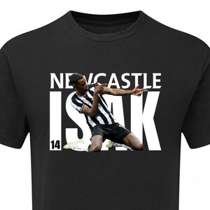 K&ouml;nnte beinhalten: Schwarzes T-Shirt mit einem wei&szlig;en Aufdruck eines Fu&szlig;ballspielers in einem schwarz-wei&szlig;en Trikot mit dem Text "NEWCASTLE ISAK 14" auf der Vorderseite.
