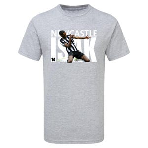 K&ouml;nnte beinhalten: Graues T-Shirt mit einer wei&szlig;en Grafik eines Fu&szlig;ballspielers, der ein Tor feiert. Die Grafik enth&auml;lt den Text "NEWCASTLE ISAK" und die Nummer "14".