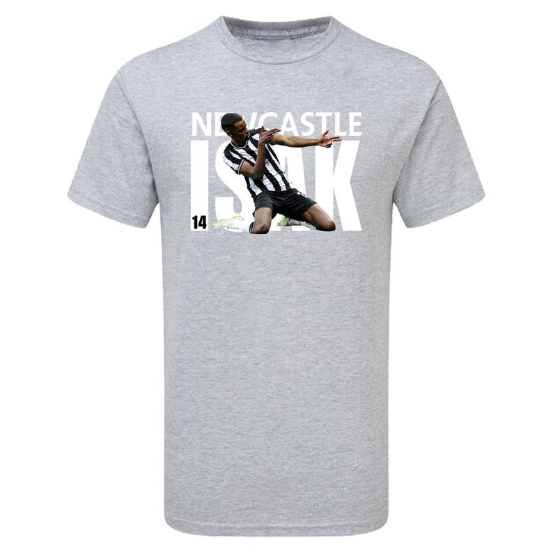 K&ouml;nnte beinhalten: Graues T-Shirt mit einer wei&szlig;en Grafik eines Fu&szlig;ballspielers, der ein Tor feiert. Die Grafik enth&auml;lt den Text "NEWCASTLE ISAK" und die Nummer "14".