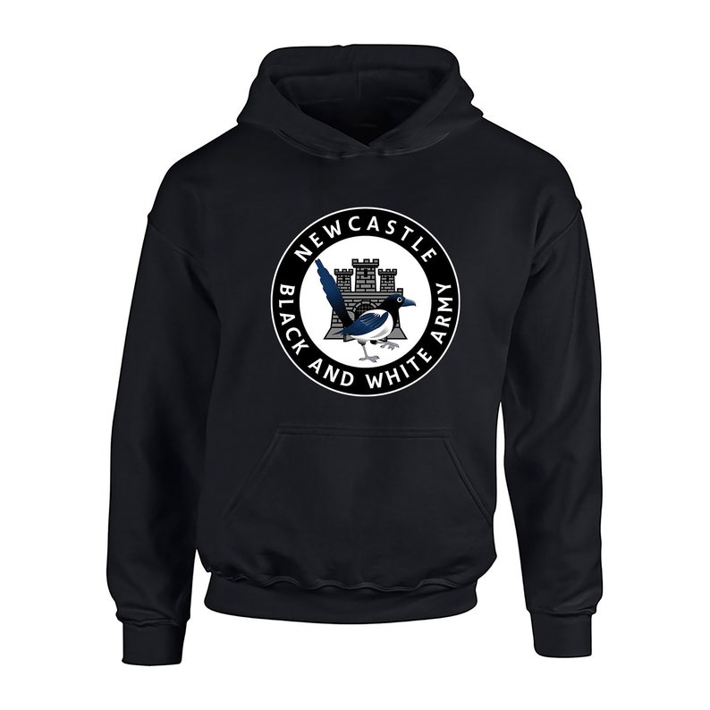 Pu&ograve; includere: Felpa con cappuccio nera con un logo circolare bianco che presenta una gazza, un castello e il testo "Newcastle Black and White Army".