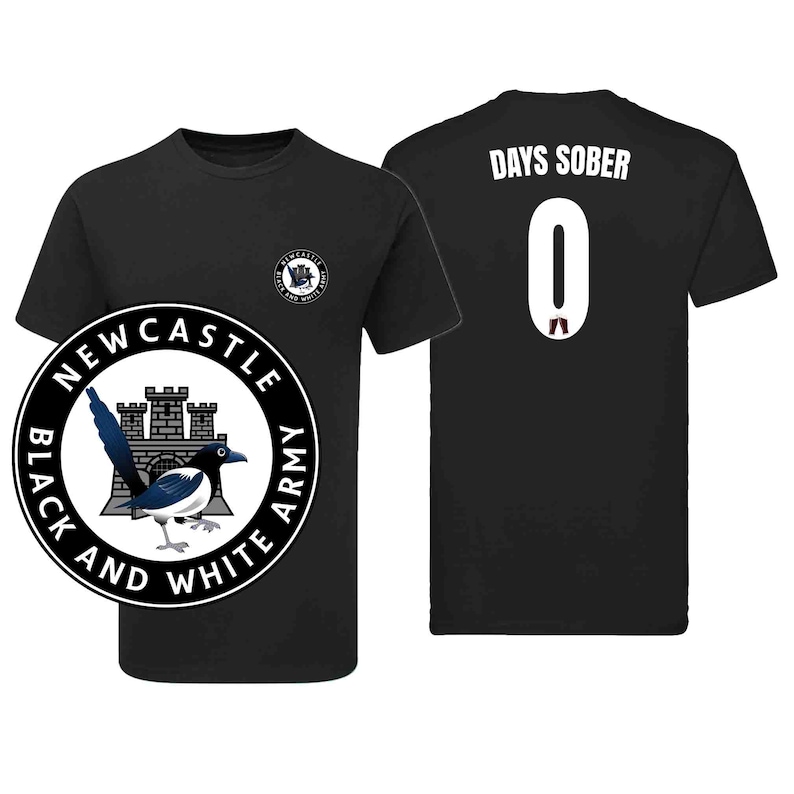 K&ouml;nnte beinhalten: Schwarzes T-Shirt mit einem kreisf&ouml;rmigen Logo mit einer Elster, einem Schloss und dem Text "Newcastle Black and White Army". Auf der R&uuml;ckseite des Shirts steht "DAYS SOBER" &uuml;ber der Zahl "0".