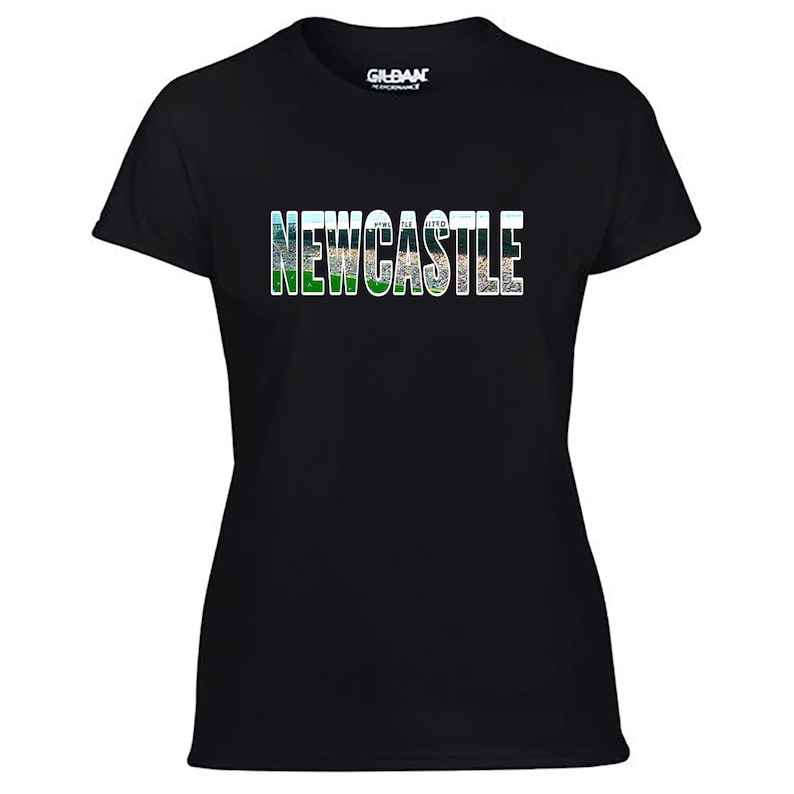 Może przedstawiać: Czarny T-shirt z białym obrysem słowa "NEWCASTLE" w zielono-niebiesko-białej kolorystyce. Słowo składa się z serii obraz&oacute;w stadionu.