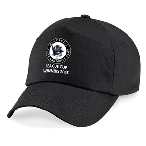 K&ouml;nnte beinhalten: Schwarze Baseballkappe mit einem wei&szlig;en gestickten Logo, auf dem "Newcastle Black and White Army" und "League Cup Winners 2025" steht.
