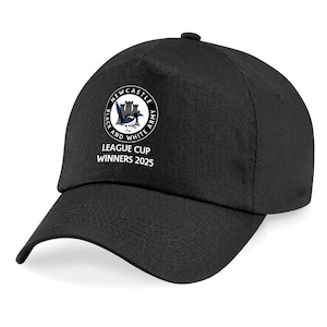 K&ouml;nnte beinhalten: Schwarze Baseballkappe mit einem wei&szlig;en gestickten Logo, auf dem "Newcastle Black and White Army" und "League Cup Winners 2025" steht.