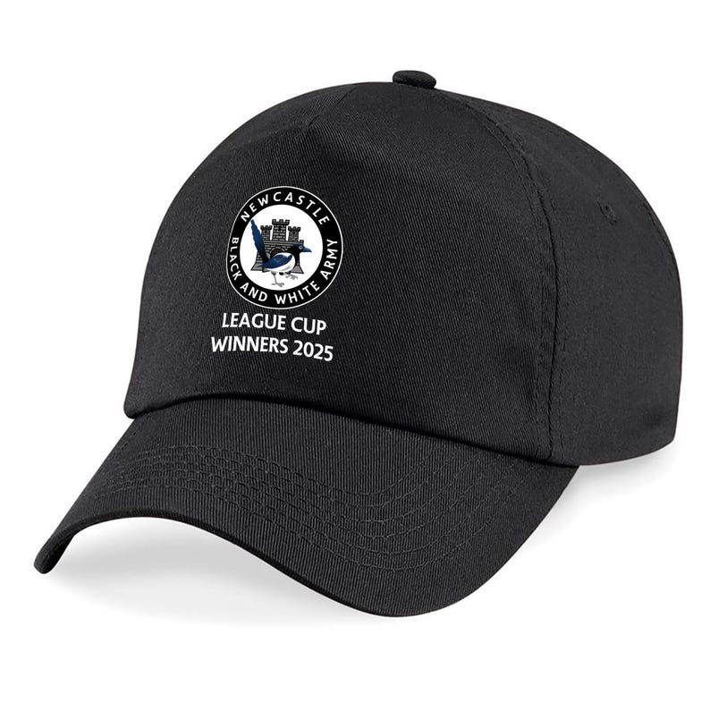 K&ouml;nnte beinhalten: Schwarze Baseballkappe mit einem wei&szlig;en gestickten Logo, auf dem "Newcastle Black and White Army" und "League Cup Winners 2025" steht.