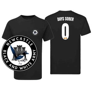 Puede incluir: Camiseta negra con un gr&aacute;fico circular que dice "Newcastle Black and White Army" alrededor de un dise&ntilde;o de urraca y castillo. La parte posterior de la camiseta muestra "DAYS SOBER" sobre el n&uacute;mero "0" con dos jarras de cerveza.