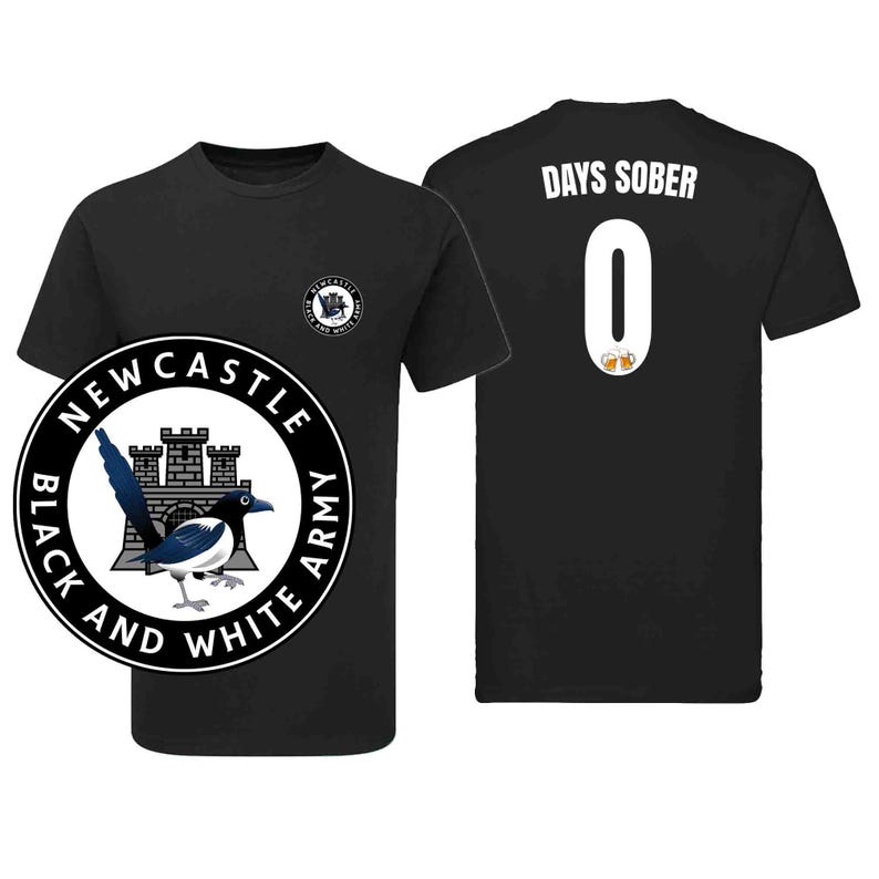 Puede incluir: Camiseta negra con un gr&aacute;fico circular que dice "Newcastle Black and White Army" alrededor de un dise&ntilde;o de urraca y castillo. La parte posterior de la camiseta muestra "DAYS SOBER" sobre el n&uacute;mero "0" con dos jarras de cerveza.
