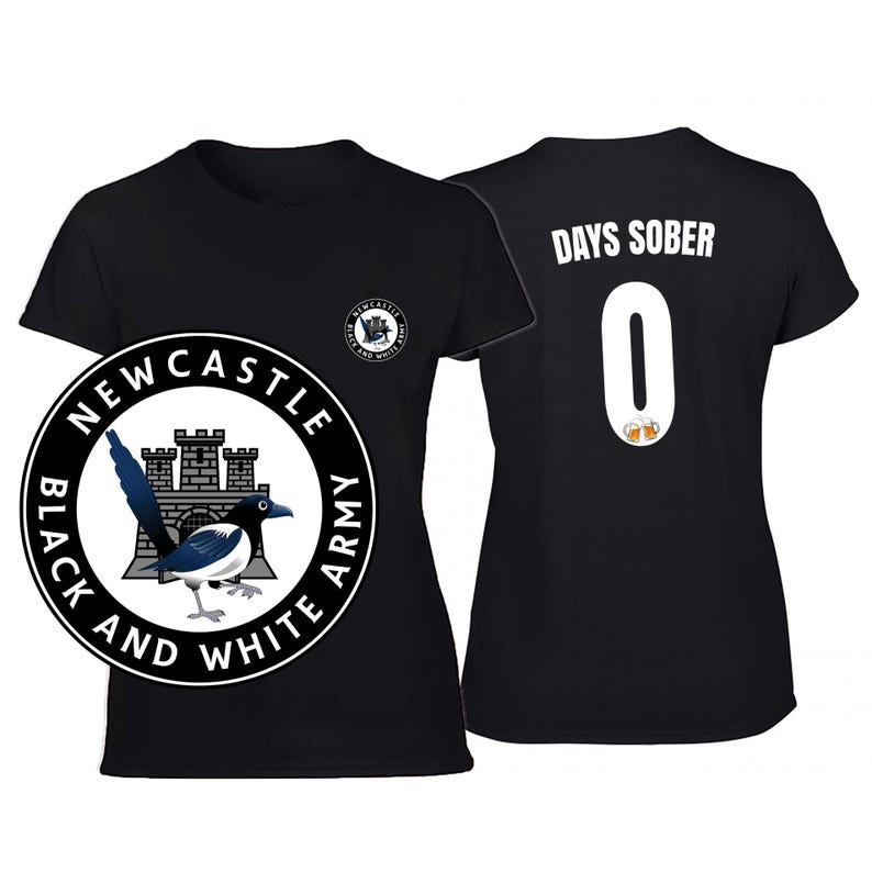 Puede incluir: Camiseta negra con un dise&ntilde;o circular que presenta una urraca, un castillo y el texto "NEWCASTLE BLACK AND WHITE ARMY". La parte trasera de la camiseta muestra "DAYS SOBER" sobre el n&uacute;mero "0" con dos jarras de cerveza.