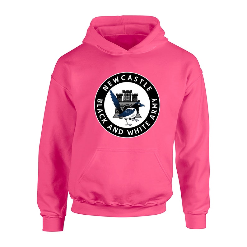 Pu&ograve; includere: Felpa con cappuccio rosa con un logo circolare bianco e nero che presenta un castello, una gazza e il testo "Newcastle Black and White Army".