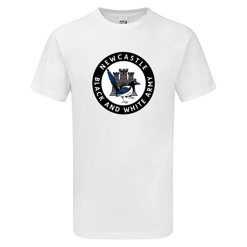 以下が含まれることがあります： 黒と白の円形のグラフィックが施された白いTシャツ。グラフィックには、カササギ、城、そして「Newcastle Black and White Army」というテキストが描かれています。