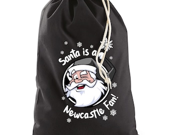 ¡Papá Noel es hincha del Newcastle! Saco de regalos navideños con mercancía no oficial.