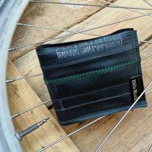 Portafoglio bifold vegano realizzato con camere d'aria di biciclette riciclate, portafoglio ecologico a zero rifiuti