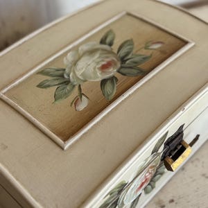 Vintage Scatola di legno in stile Shabby chic con Rose dipinte a mano e rivestimento interno Porta gioie grande Scatola stile Romantico Boho