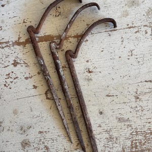 3 ganchos antiguos de hierro forjado para tuberías de drenaje y canalones de terracota.