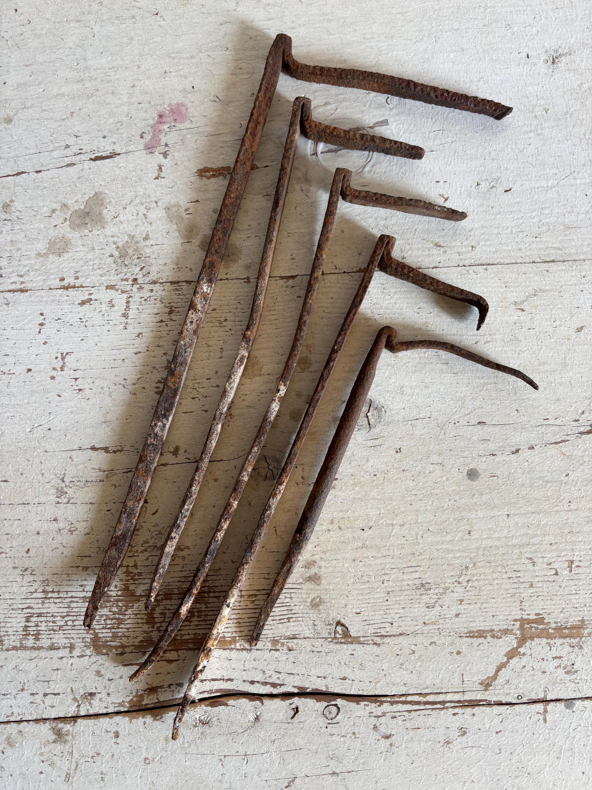 5 ganchos antiguos de hierro forjado, soportes para pérgola y toldo.