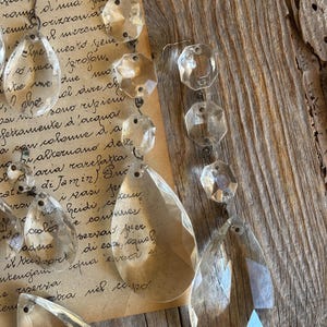2 vintage gefacetteerde kristallen amandelvormige druppels, vervangingsonderdelen voor kroonluchters en wandlampen.
