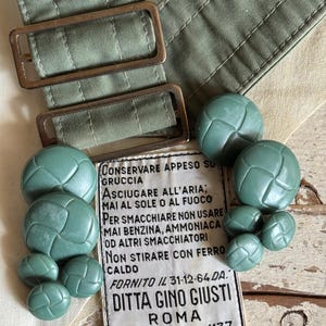Vintage 1964 Gino Giusti Bottoni Trench Sartoriale + Cintura ed insolita Etichetta esplicativa Storia della moda Collezioni bottoni speciali