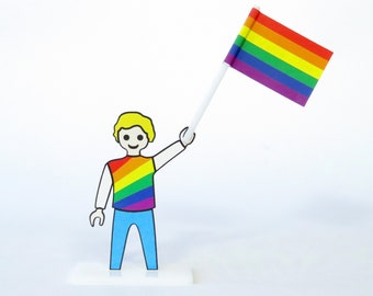 Figurine d’arc-en-ciel LGBTQ avec le drapeau de fierté gaie. Sortir du cadeau du placard, soutien ou accessoire de pendaison de crémaillère pour l’homme gai