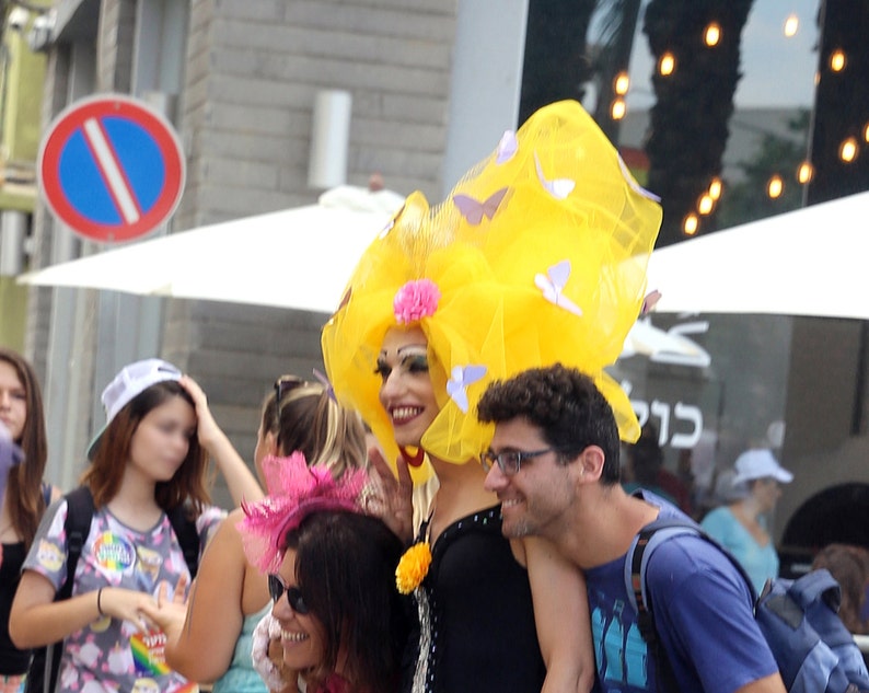 LGBTQ headpiece fascinator. Gay rainbow pride outfit for drag queen imagem 5
