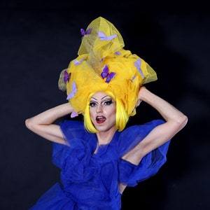 LGBTQ headpiece fascinator. Gay rainbow pride outfit for drag queen imagem 3