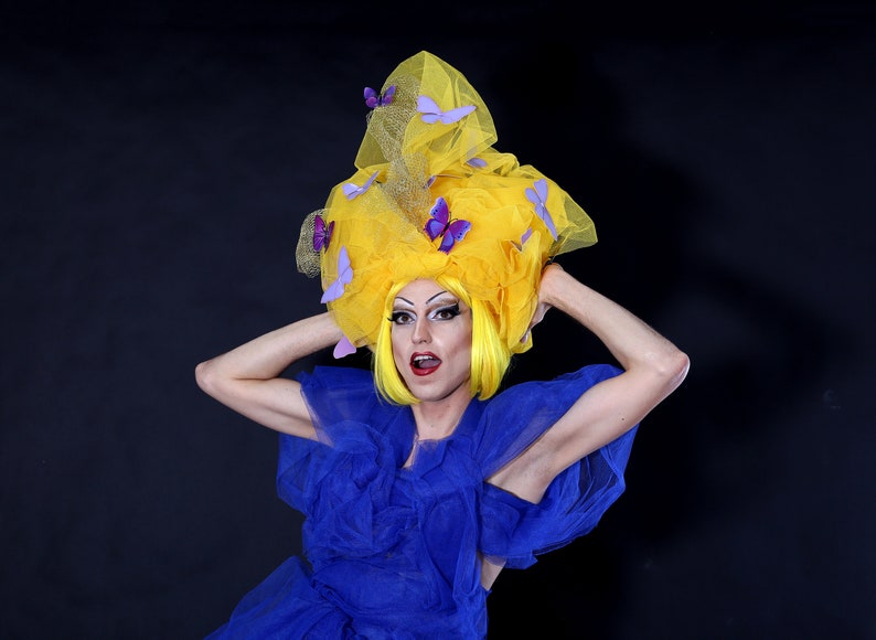 LGBTQ headpiece fascinator. Gay rainbow pride outfit for drag queen imagem 3