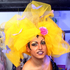 LGBTQ headpiece fascinator. Gay rainbow pride outfit for drag queen imagem 4