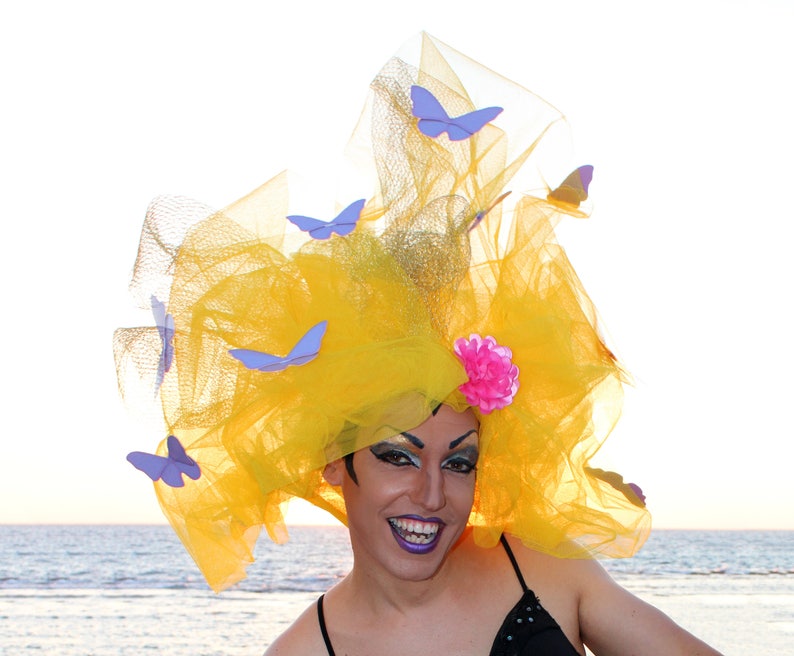 LGBTQ headpiece fascinator. Gay rainbow pride outfit for drag queen imagem 2