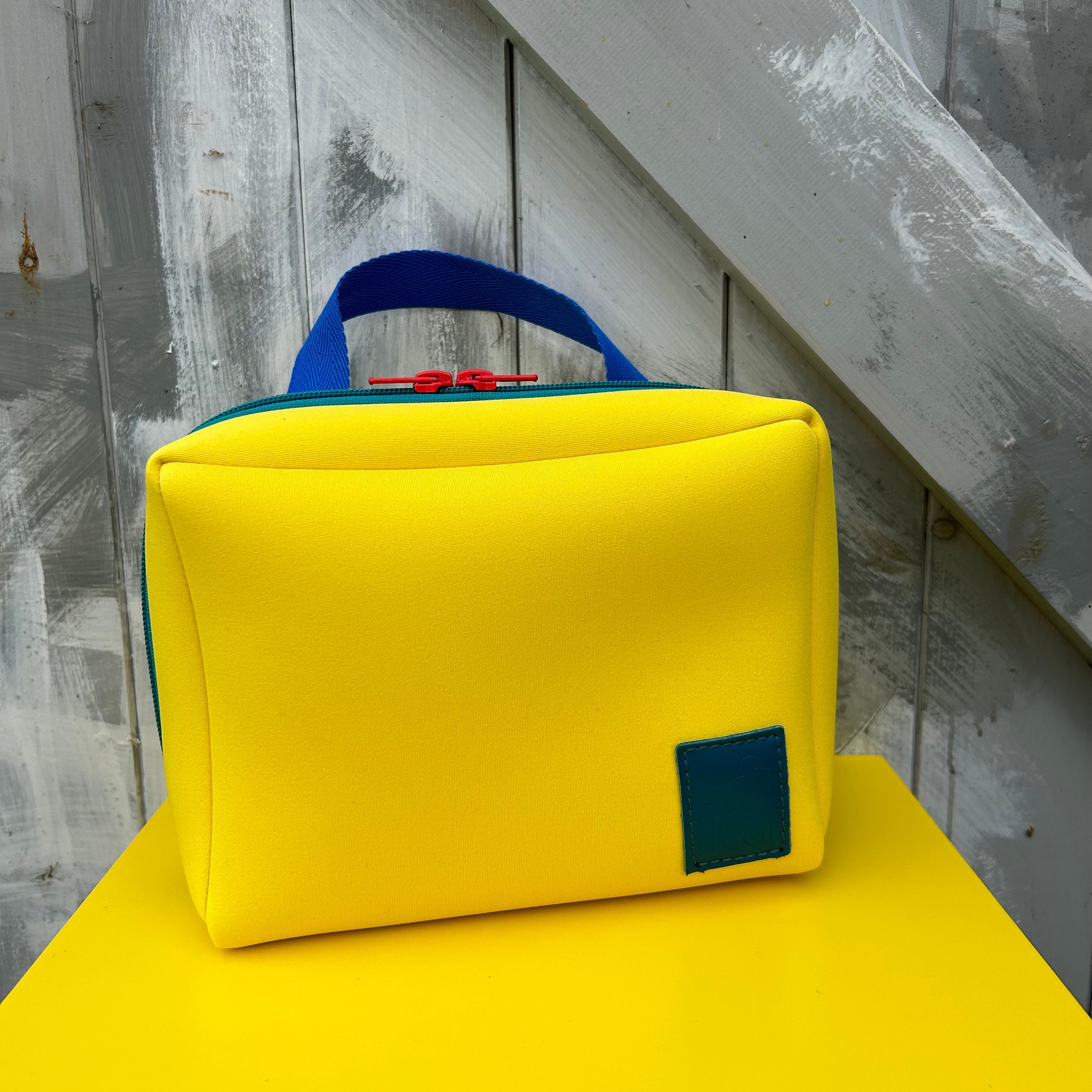 BEDOUIN Nylon Wash Bag ポーチ Nylon Washbag in GREEN MULTI | White Stuff US