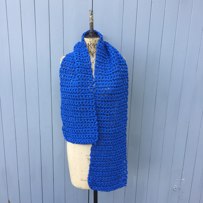Royal blue chunky scarf image 2
