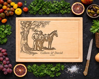 Planche à découper personnalisée pour couple de cow-boys avec cheval, décor western gravé sur mesure - Planche à fromages, 63