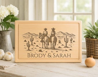 Planche à découper personnalisée pour couple de cow-boys : scène western gravée