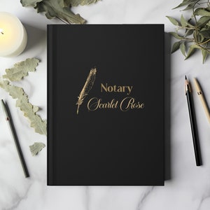 Può includere: Diario con copertina rigida nera con una penna d'oro e il testo "Notary Scarlet Rose" sulla copertina.