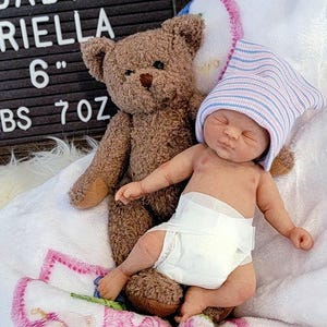Auténtica muñeca bebé de silicona de 15 cm (6 pulgadas) - Gabriel o Gabriella, edición de realismo mejorado, hecha a mano por un artista.