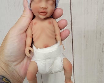 Autentisk 18 cm silikonflicka docka "Penelope" Enhanced Realism Edition