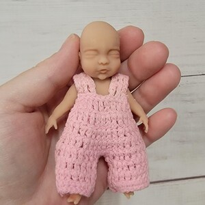 Auténtica muñeca bebé de silicona de 10 cm "Piper", nueva edición de realismo mejorado, hecha a mano por un artista. imagen 4