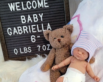 Auténtica muñeca bebé de silicona de 15 cm (6 pulgadas) - Gabriel o Gabriella, edición de realismo mejorado, hecha a mano por un artista.