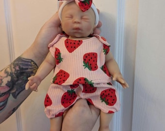 Conjunto de tres piezas hecho a mano para muñeca: top sin mangas, bombachos y diadema con lazo.