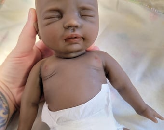 Auténtica muñeca bebé de silicona de 30 cm (12 pulgadas), color oscuro, "Charlotte" o "Carter", edición de realismo mejorado, hecha a mano por un artista.