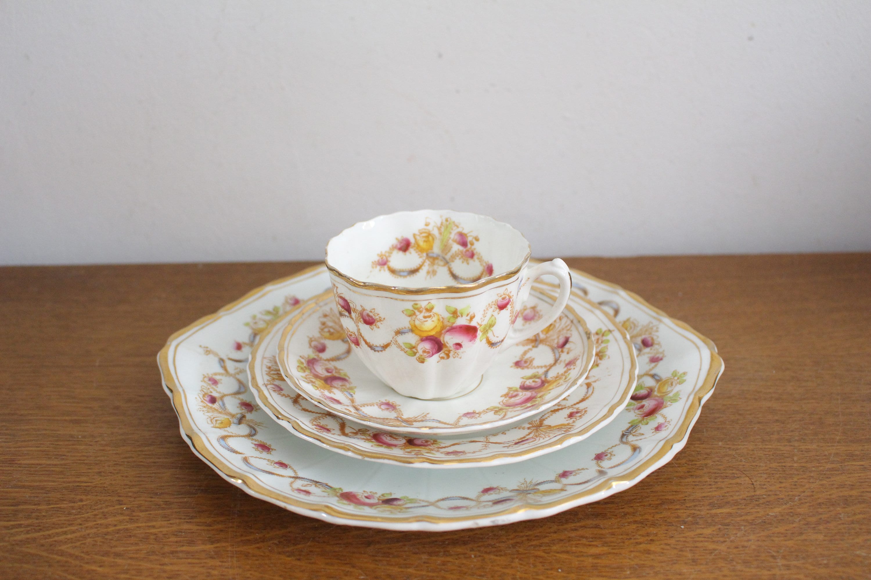 Tasse à Thé et Soucoupe Antiques en Porcelaine d'os Édouardiens avec Assiette Gâteau - Quattro Wild 