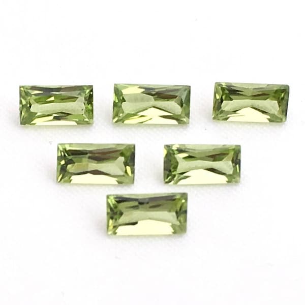 Verkoop Natural Peridot Radiant Cut Baguette, 7x3.50MM/ Fijne kwaliteit en mooie groene kleur, voor Fine Jewelry Collection. Prijs per stuk.