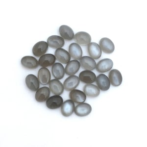 Cabochão Oval Pedra da Lua CINZA 6x4MM, 7x5MM, 8x6MM / Pedra da Lua Cinza com Brilho / Gemas de Qualidade Fina / Pedra da Lua Indiana. Preço por peça.