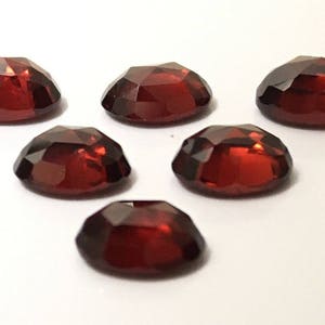 Verkauf roten Granat 8x6MM Oval Rose geschnitten Cabochons. Granat facettiert Kabinen Rosenschliff-Oval / Januar Geburtsstein. Preis pro Stück.