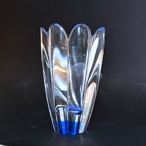 Skandinavische Kristallvase in Form eines Blütenblattes. Entworfen von Jan Johansson für Orrefors, Schweden. Mayflower Kollektion. Signiert. Aufkleber.