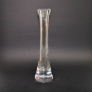 Längliche klare Kristallvase. Entworfen von Sven Palmqvist. Hergestellt von Orrefors of Sweden. Unterzeichnet: Orrefors SP 4404-L31 Original Aufkleber.